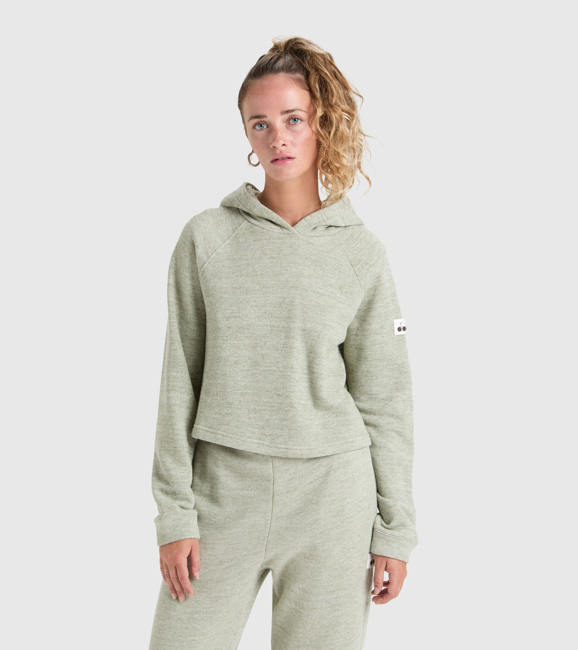 Felpa sportiva crop con cappuccio - Donna L. HOODIE CROP MANIFESTO 2030 MELANGE VERDE DESERTO - Diadora